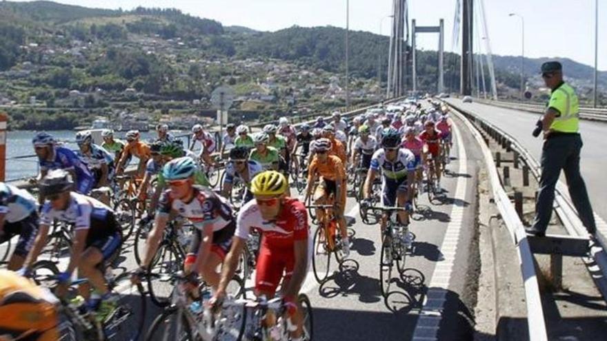 Los ciclistas cruzan el puente de Rande en una de las incursiones de la Vuelta a España en las carreteras gallegas / lores