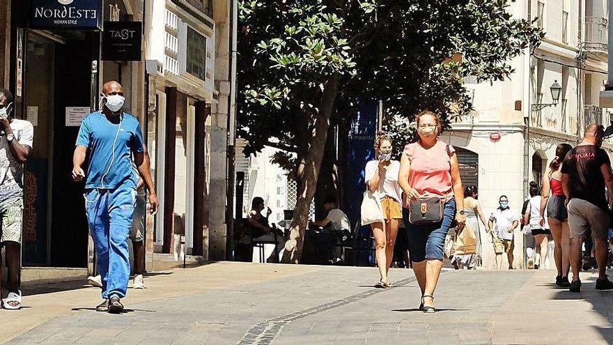 Diversos vianants passejant amb mascareta pel centre de Figueres, ahir