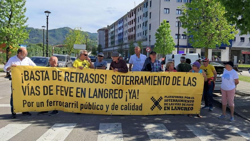 Participantes en la protesta de este martes. | FIRMA