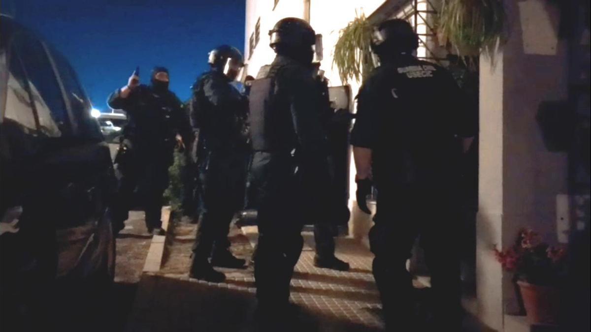Agentes de la Guardia Civil acceden al domicilio de Villanueva de Córdoba desde el que operaban los presuntos traficantes de droga.