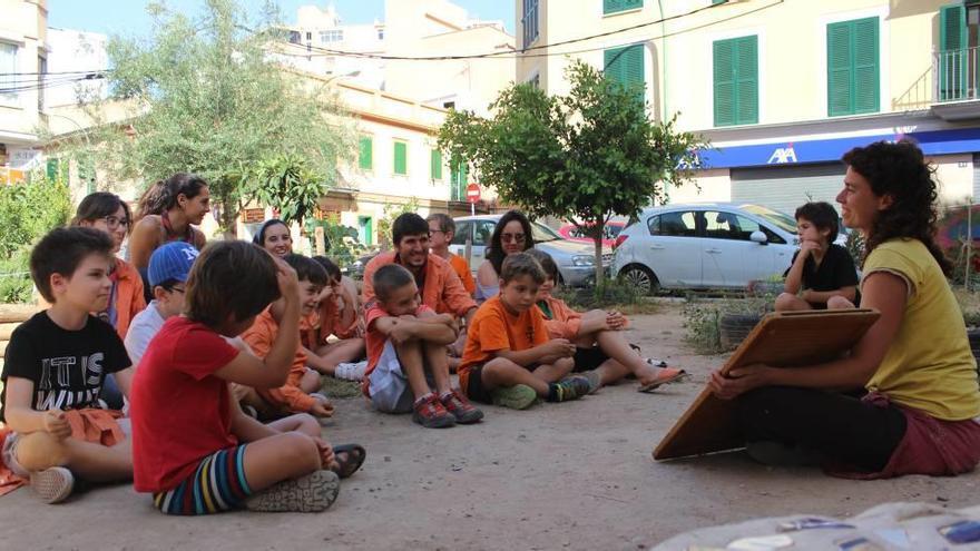 Un grupo de niños atiende las explicaciones de una monitora en el Jardí d´Epicur.