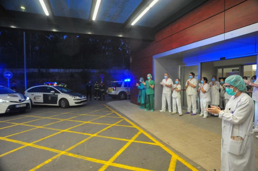 Un aplauso sanitario en el que no faltaron las sirenas ni las luces azules de los coches oficiales para apoyar al personal sanitario del hospital comarcal. // Iñaki Abella