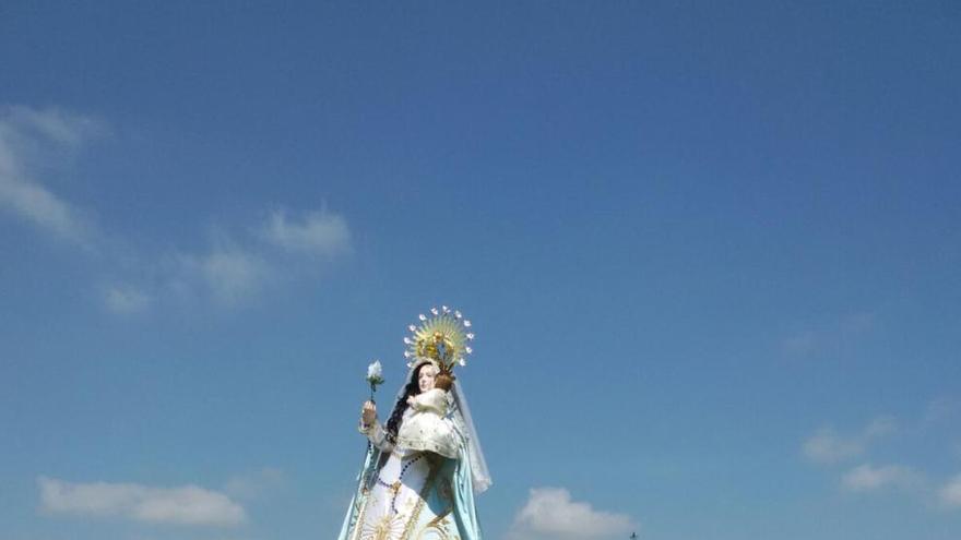 Los romeros de Villanueva del Campo sacan en procesión a la Virgen de Valdehunco.