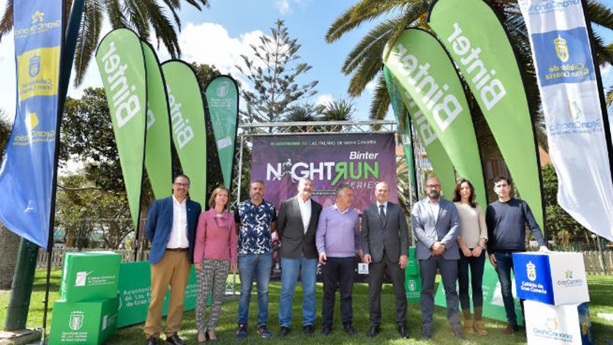 Autoridades políticas, organizadores y patrocinadores de la prueba, ayer, en el Parque Romano.