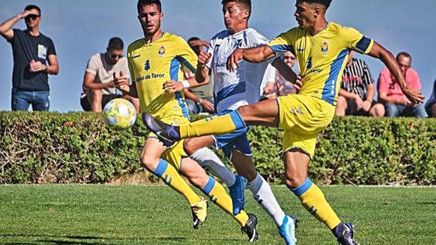 Acción defensiva de Las Palmas C durante el encuentro que disputó en la tarde de ayer contra el Tenerife B.