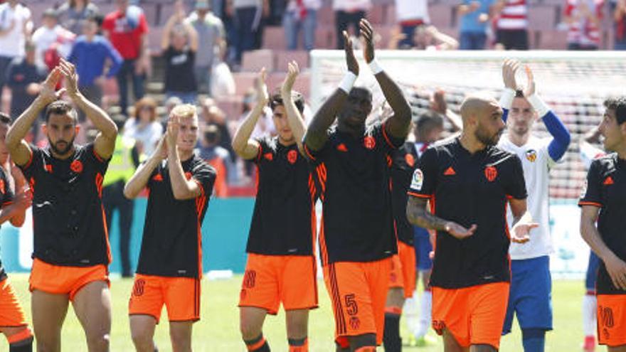 Los jugadores del Valencia celebran la victoria.