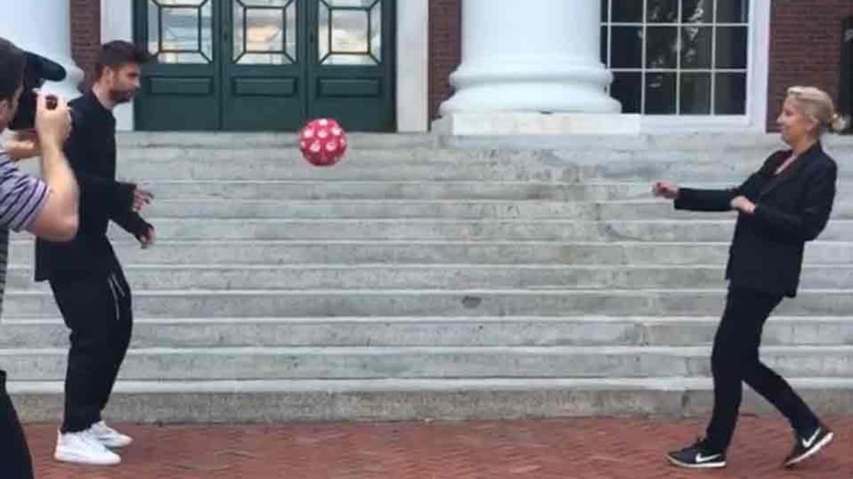 Gerard, junto a su profesora en Harvard