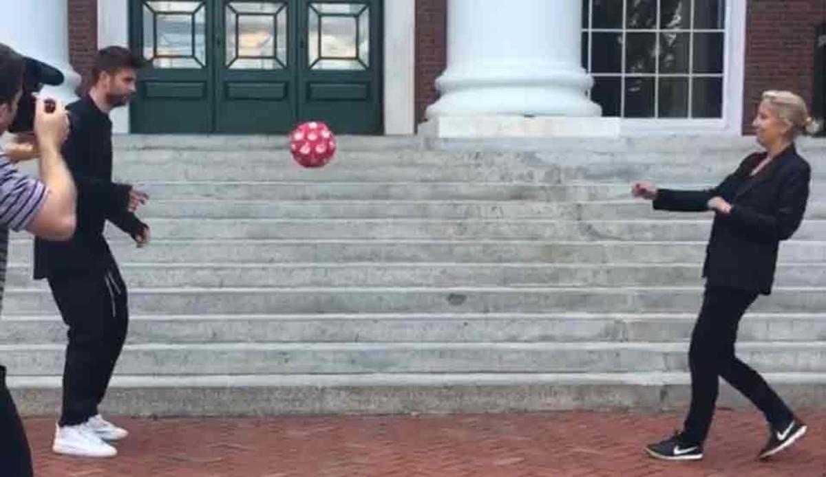 Gerard, junto a su profesora en Harvard