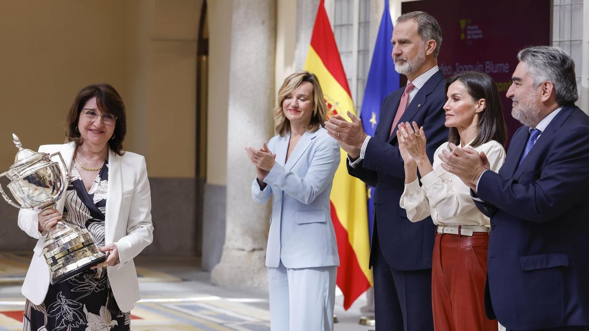 Los Reyes entregan el trofeo Joaquín Blume a la rectora de la Universidad de Alicante dentro de los Premios Nacionales del Deporte 2022