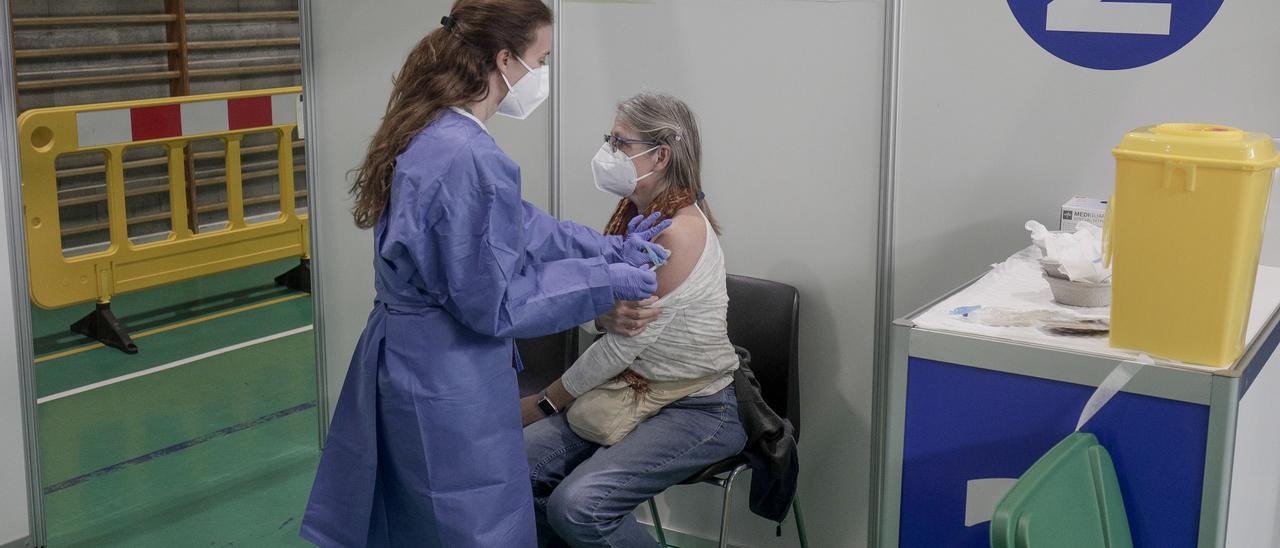 Una mujer recibe una dosis de la vacuna contra el coronavirus
