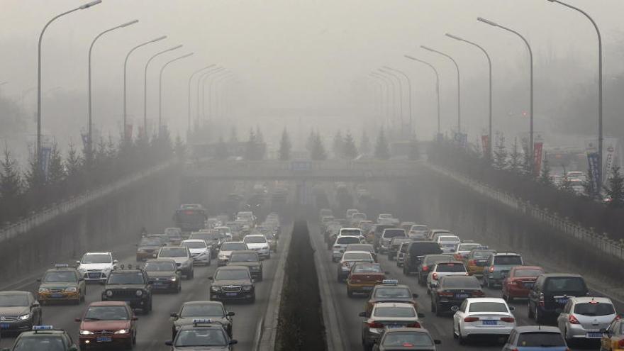 Polución sobre una autopista china.