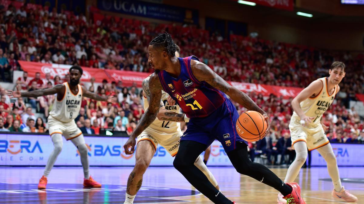 Clyburn trata de dejar atrás a Radebaugh en el partido entre el Murcia y el Barça.
