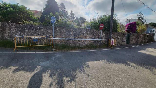 Vallas y cintas con señalización de prohibido estacionar en el acceso a la playa de Areacova. | FDV