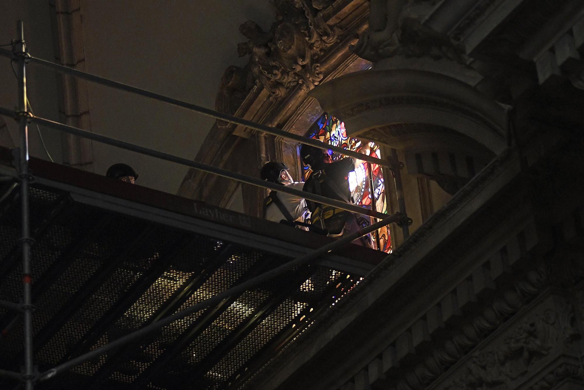 Así han instalado las vidrieras de San Pedro y San Pablo en la Catedral de Murcia
