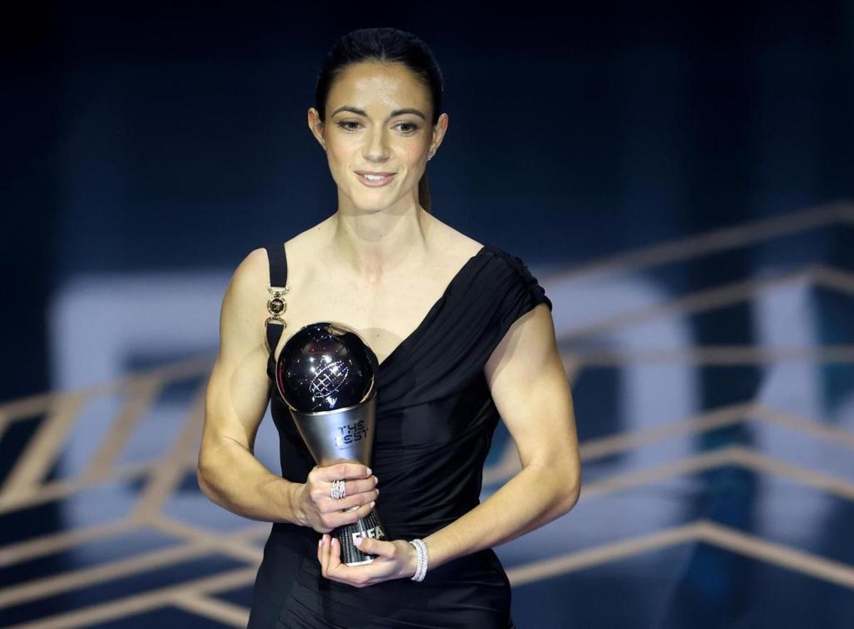 Aitana Bonmati amb el premi a la Mejor Jugadora de la FIFA
