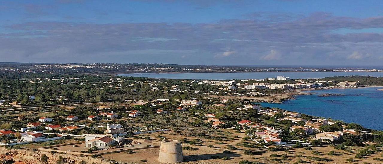 Vista aérea de la ciudad de vacaciones de Punta Prima, a la derecha de la imagen.