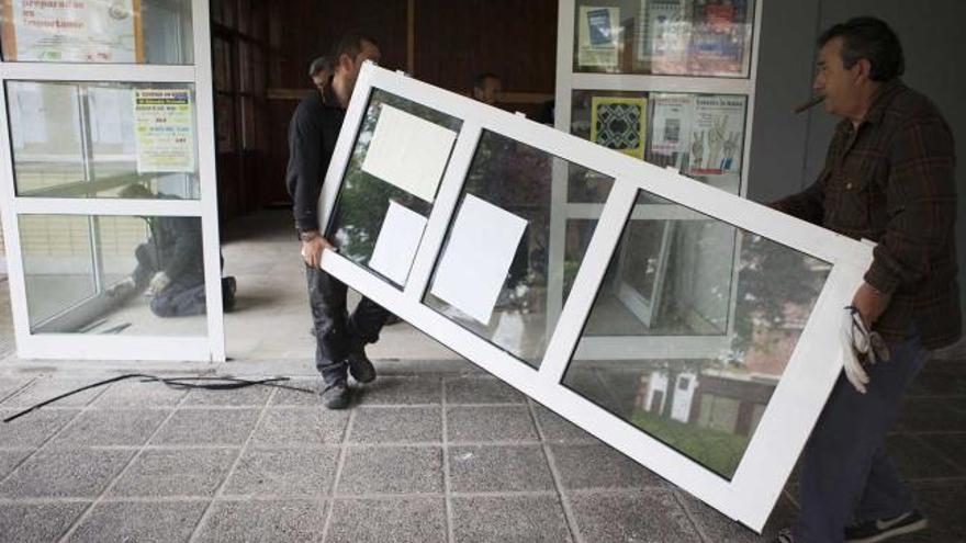 Los vecinos de Ambiedes, ayer, desmontando la portería del viejo Consistorio.