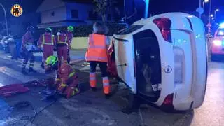 Los bomberos rescatan al conductor de un coche tras un accidente en la Pobla de Farnals
