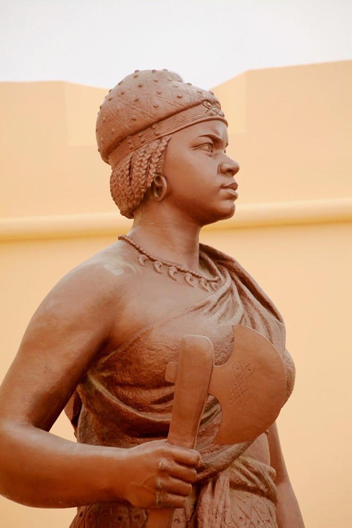 Estatua de Nzinga en Luanda.