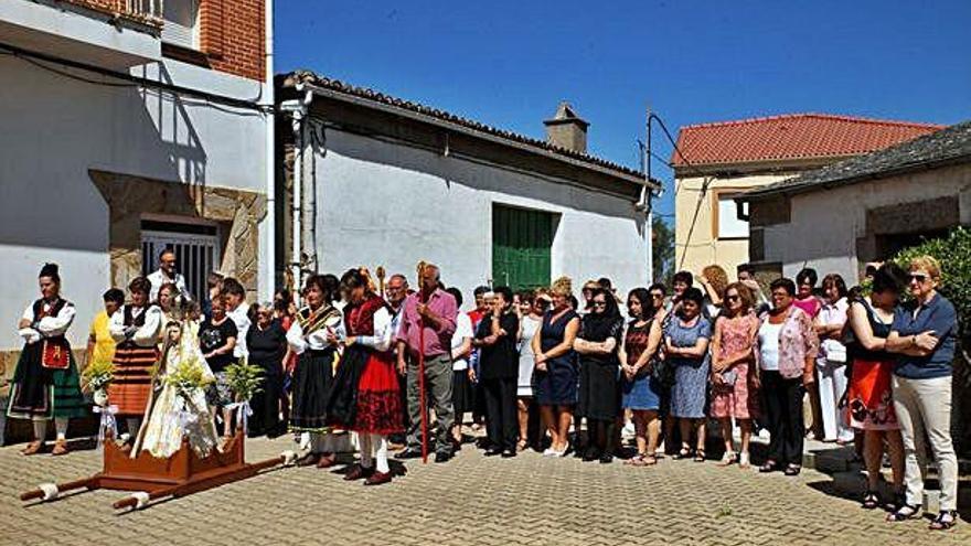 Un momento de la procesión celebrada ayer en Rabanales con motivo de la fiesta de la Virgen de las Nieves.