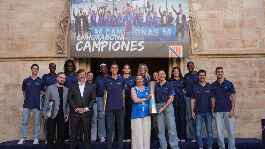 Marga Prohens homenajea al Azulmarino por su brillante ascenso
