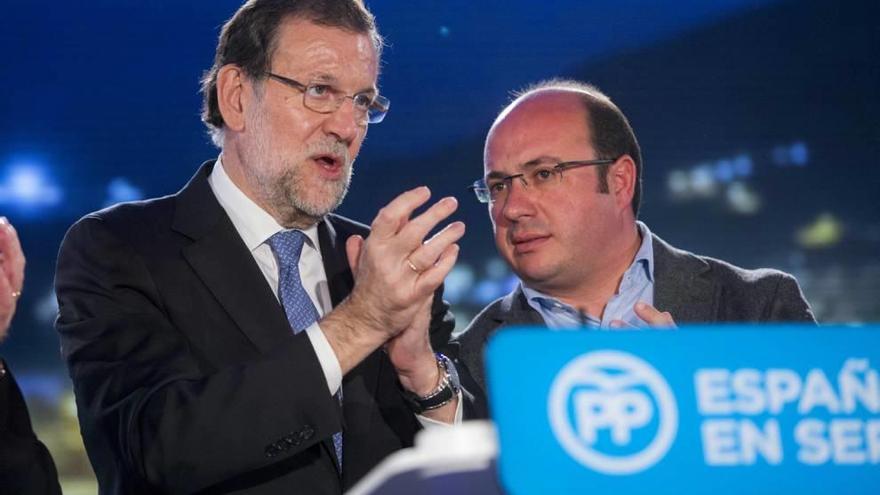 Pedro Antonio Sánchez habla con Mariano Rajoy en el mitin frustrado del pasado viernes en Murcia.
