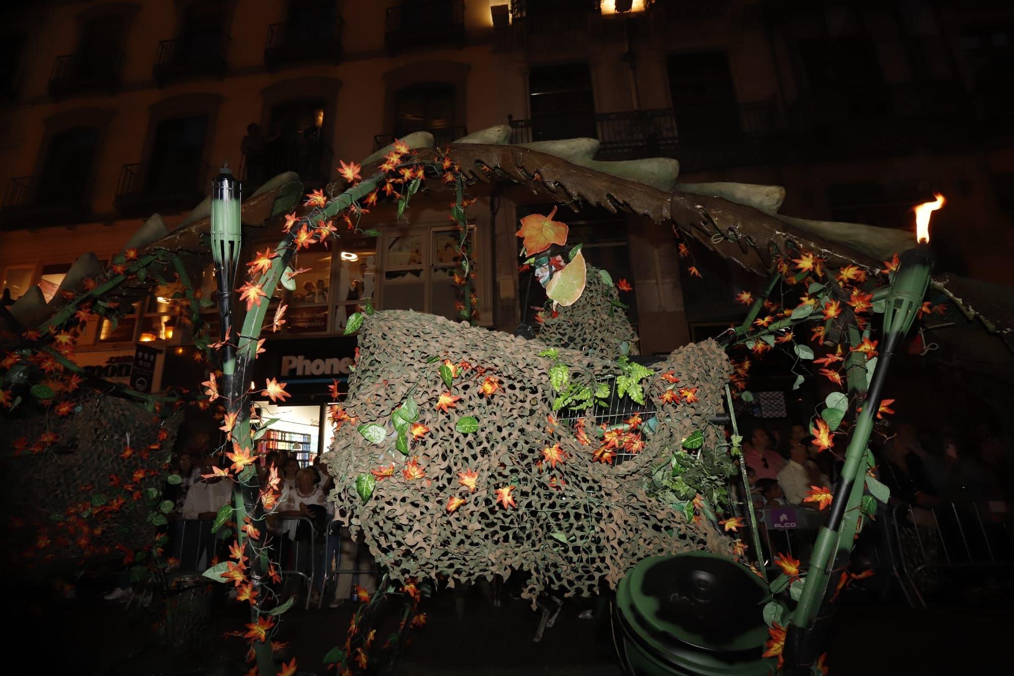 Un colorido y multitudinario pasacalles llena de alegría las calles de Zaragoza