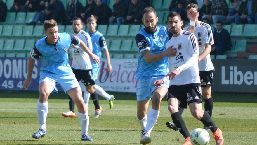 Joseba Beitia pugna por el control del esférico, durante el choque de ayer, ante el jugador local Andrés.