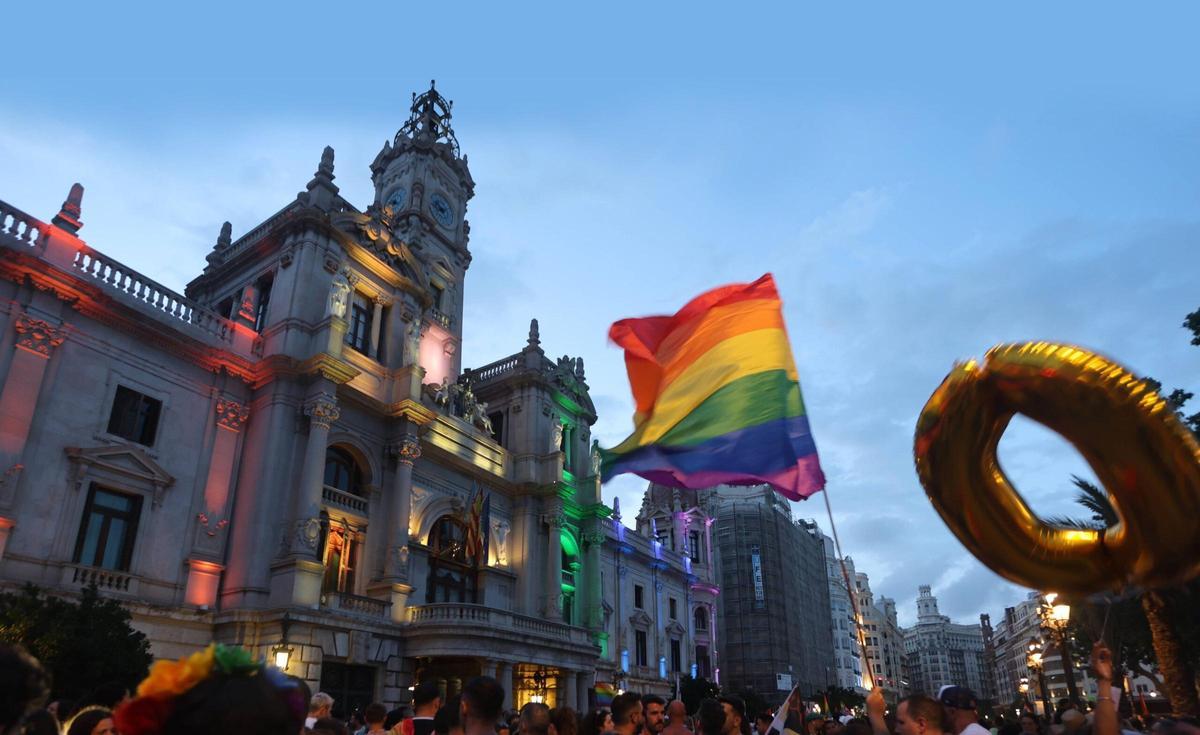 Celebración del Orgullo LGTBI junto al Ayuntamiento de València