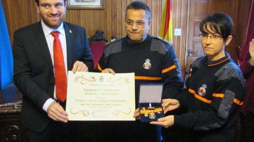 Francisco Rodríguez recibe la distinción entre Iván Allende y Raquel Coviella.