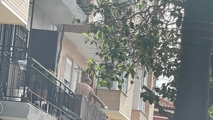 Un hombre se atrinchera en el balcón de su casa en València con dos cuchillos y amenaza a los vecinos