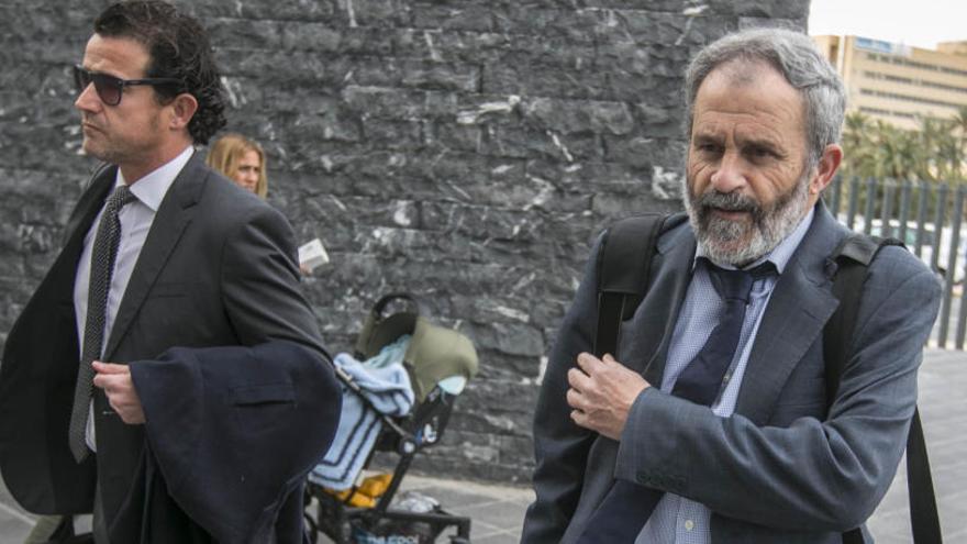 Los fiscales Anticorrupción, que ayer terminaron su interrogatorio al agente tras cuatro días.