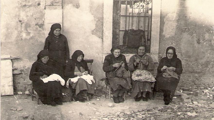 Un grupo de mujeres de Tardobispo, reunidas para coser