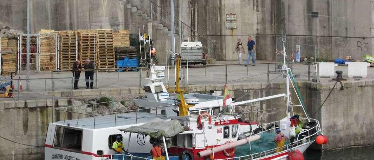 Barcos en el puerto de Llanes, ayer por la mañana.