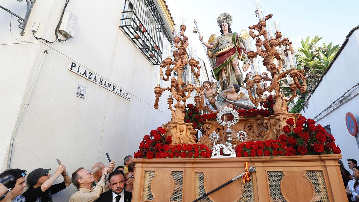 El paso con el Custodio San Rafael avanza por las calles de Córdoba.