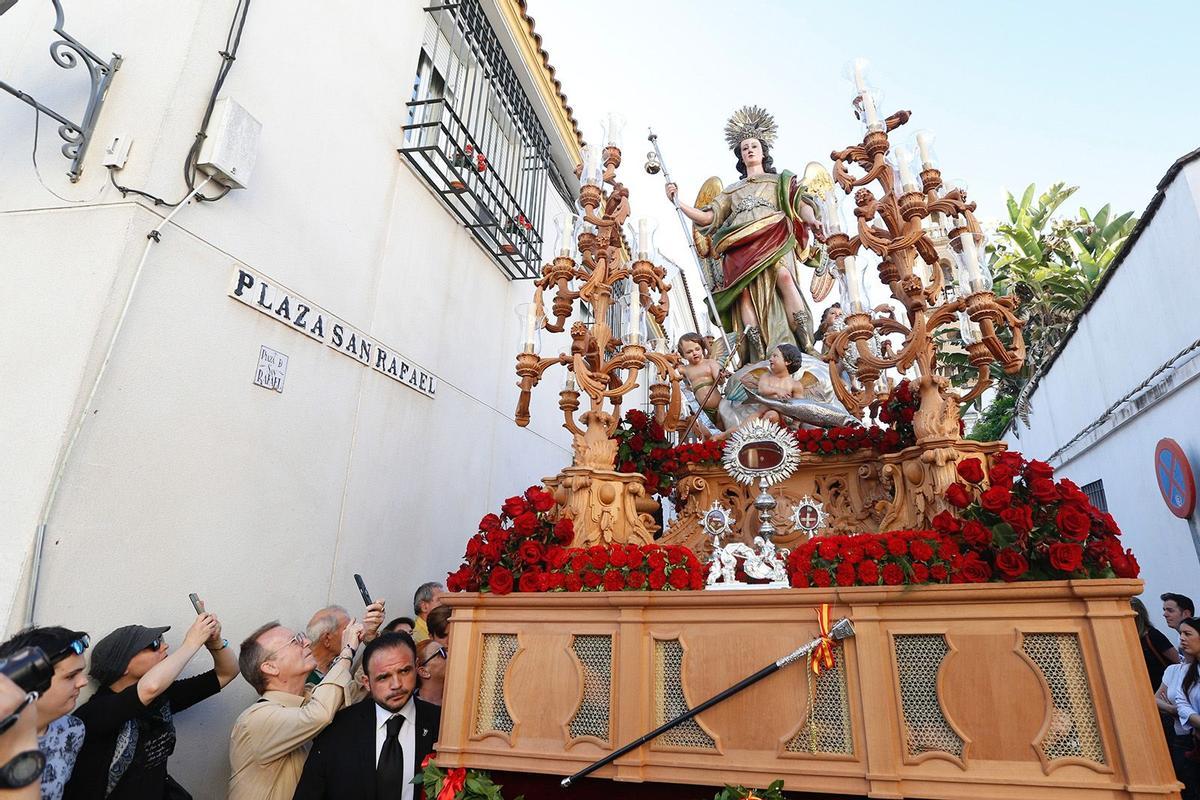 El paso con el Custodio San Rafael avanza por las calles de Córdoba.