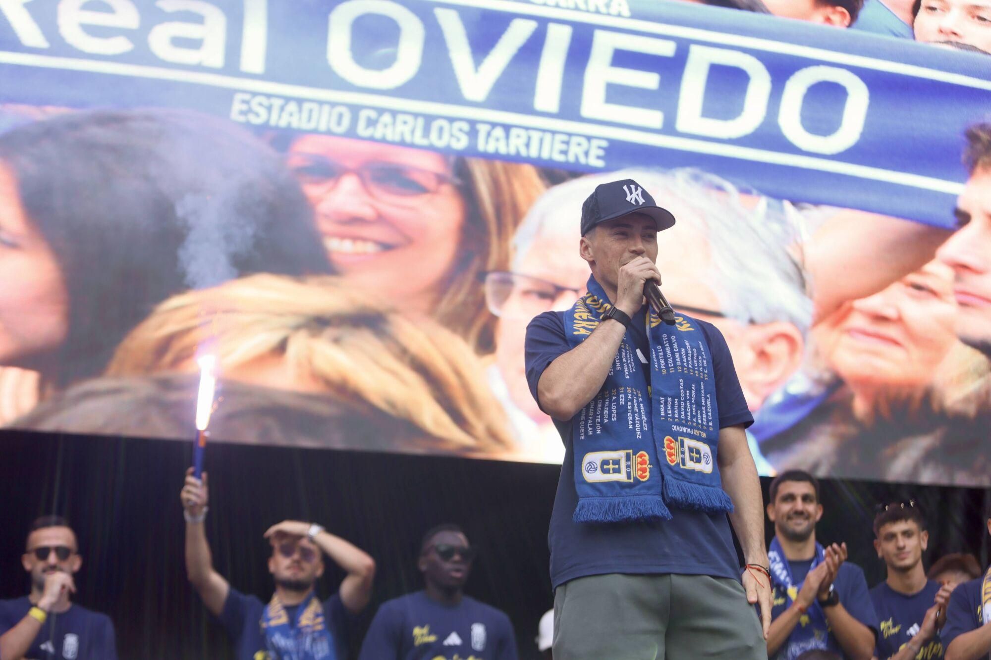 Locura azul en las calles de Oviedo para celebrar el ascenso del equipo a Primera División