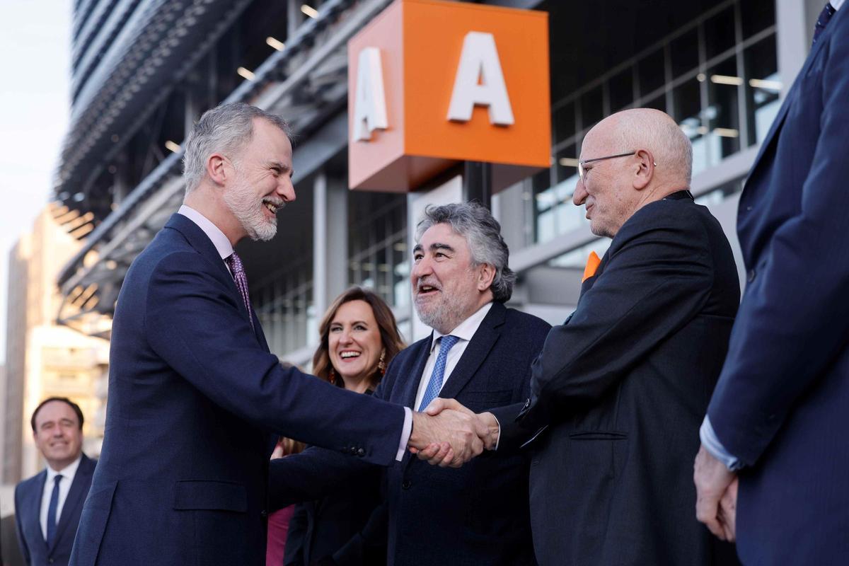 Felipe VI saluda a Juan Roig