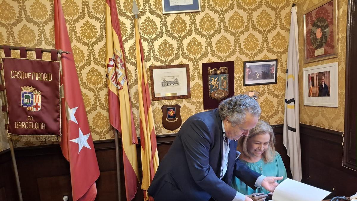 La vicealcaldesa, Inma Sanz, y el concejal de Centro, Carlos Segura, durante la visita a la Casa de Madrid en Barcelona.