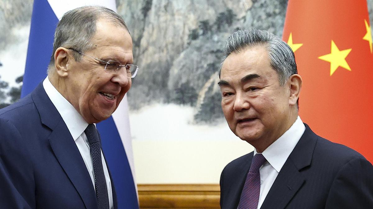 El ministro de Exteriores ruso, Serguéi Lavrov, y su homólogo chino, Wang Yi, durante su encuentro de este martes en Pekín.