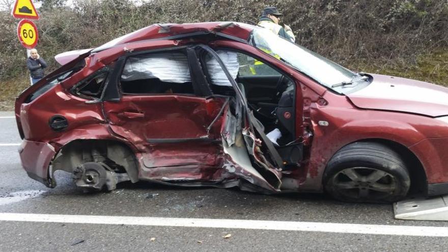 Un muerto y 2 heridos graves en un accidente de tráfico en Toral (León)