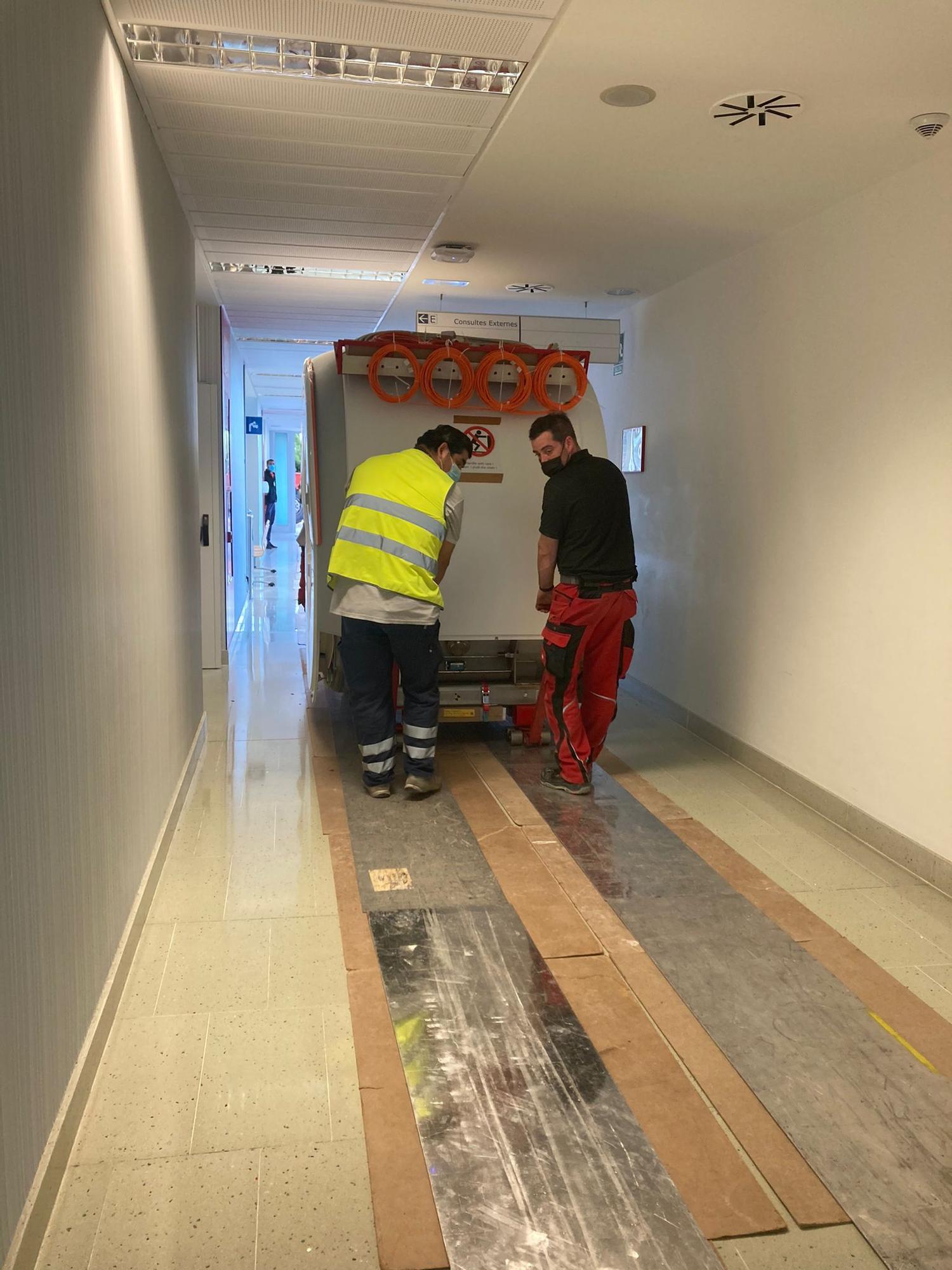 Así ha llegado la nueva resonancia magnética al hospital de Gandia