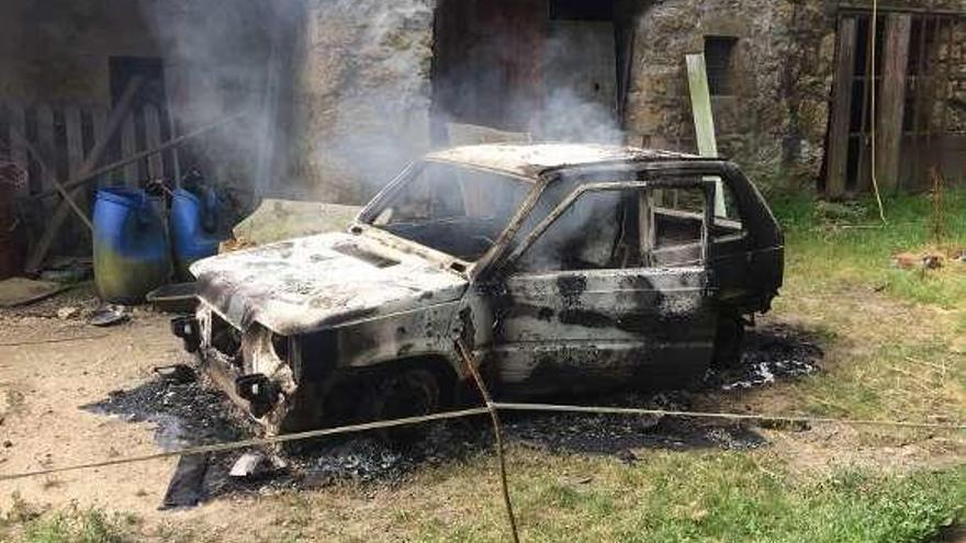 Un septuagenario muere calcinado en el interior de un coche ante su casa en Parres