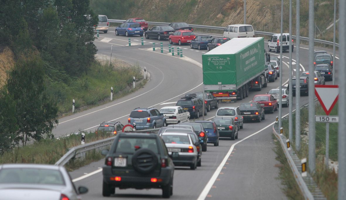 Año 2005: Retenciones de tráfico en Soto del Barco, apodado "El semáforo del Cantábrico", porque obligaba a parar a todos los coches