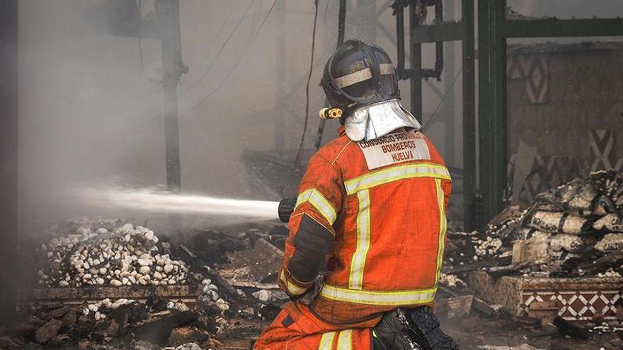 Un fallecido y cuatro heridos por quemaduras tras un incendio en un asentamiento de Lucena del Puerto (Huelva)