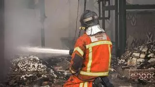 Un fallecido y cuatro heridos por quemaduras tras un incendio en un asentamiento de Lucena del Puerto (Huelva)