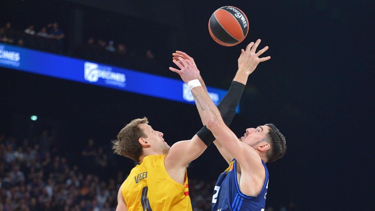 Vesely y De Colo luchan por un balón