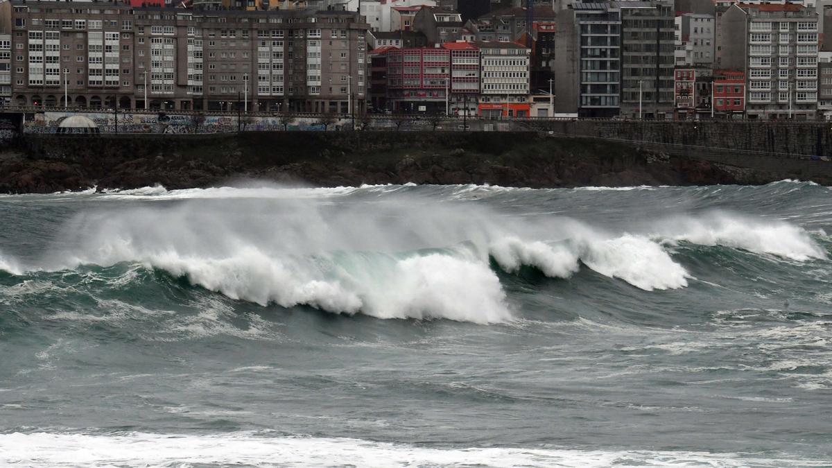 Fuerte oleaje en A Coruña durante una alerta meteorológica.