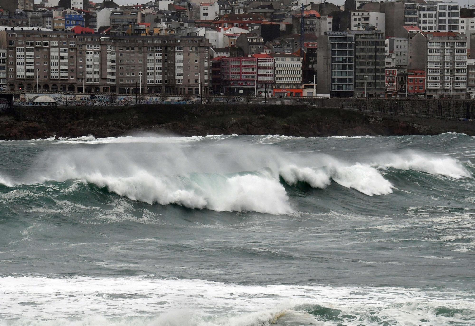 A Coruña se prepara para la alerta roja por olas de más de 8 metros