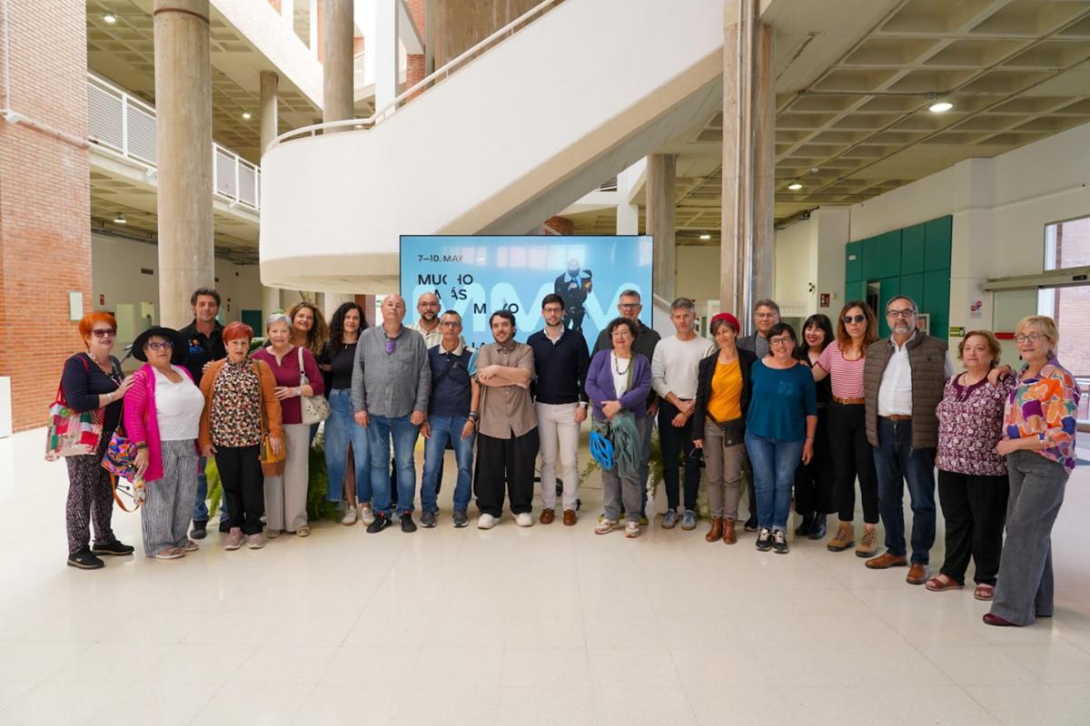 Foto de familia con los organizadores de Mucho Más Mayo 2026.